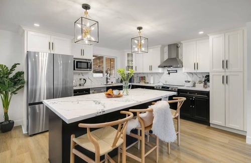 Picnic Point-North Lynnwood Apartment | Brand New Designer’s High-End 4BR Retreat
