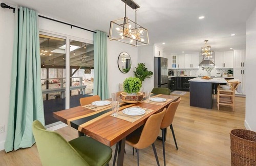 Picnic Point-North Lynnwood Apartment | Brand New Designer’s High-End 4BR Retreat