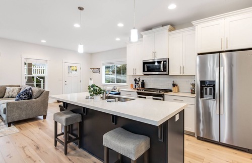Allyn House | Brand New Family & Dog-Friendly Retreat Near the Bay W/ Free WiFi & Front Porch!
