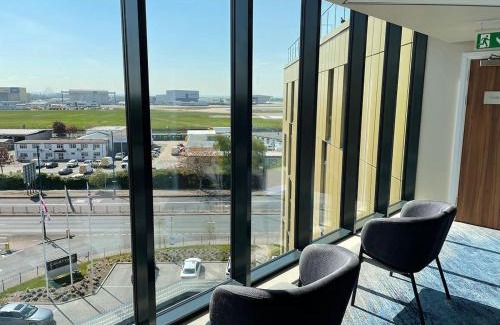 Harlington Apartment | BRAND NEW - For 4 - 3min Heathrow Airport, Windsor Castle
