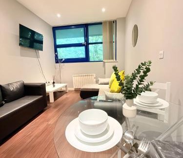Harlington Apartment | BRAND NEW - For 4 - 3min Heathrow Airport, Windsor Castle