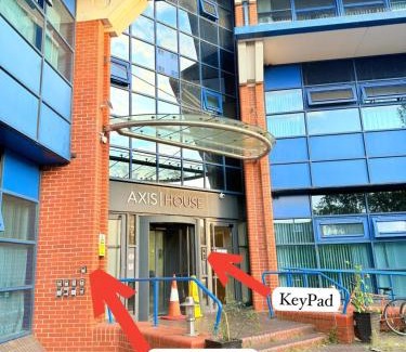 Harlington Apartment | BRAND NEW - For 4 - 3min Heathrow Airport, Windsor Castle