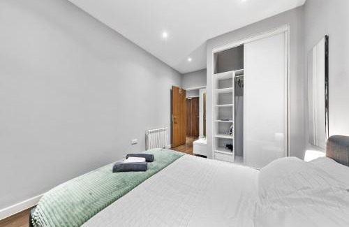Harlington Apartment | BRAND NEW - For 4 - 3min Heathrow Airport, Windsor Castle