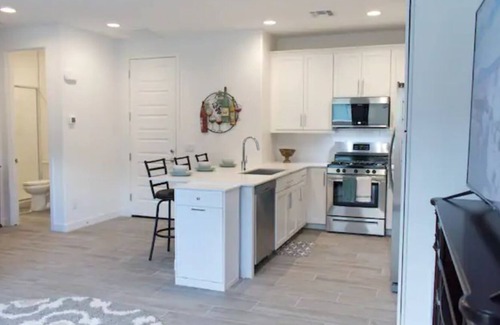 Chandler House | Brand New Guest House with Private Entrance