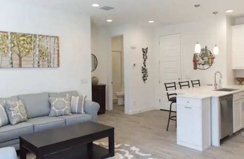 Chandler House | Brand New Guest House with Private Entrance