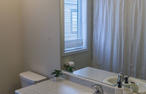 Caledonia House | Brand New Hamilton 4Bdrm Home+Spacious+Fam+Airport