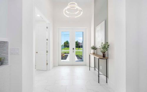 Trafalgar House | Brand New Home! On Intersecting Canals, Pool, Sleeps 8 - Villa SeaDuction