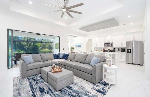 Trafalgar House | Brand New Home! On Intersecting Canals, Pool, Sleeps 8 - Villa SeaDuction