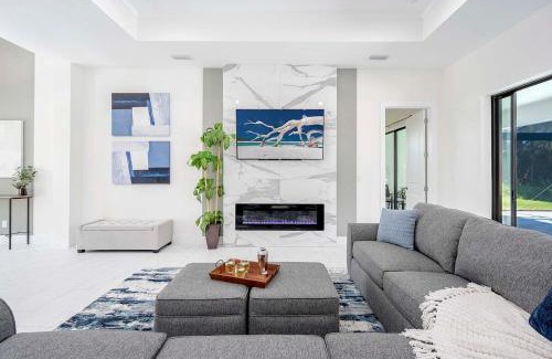 Trafalgar House | Brand New Home! On Intersecting Canals, Pool, Sleeps 8 - Villa SeaDuction