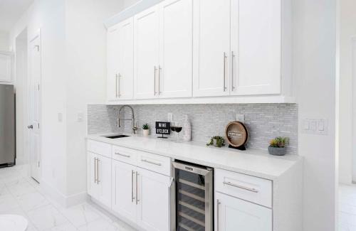 Trafalgar House | Brand New Home! On Intersecting Canals, Pool, Sleeps 8 - Villa SeaDuction