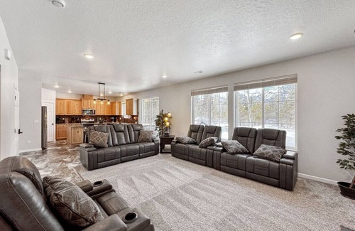 Donnelly House | Brand New Home w/Hot Tub, Arcade, Games!