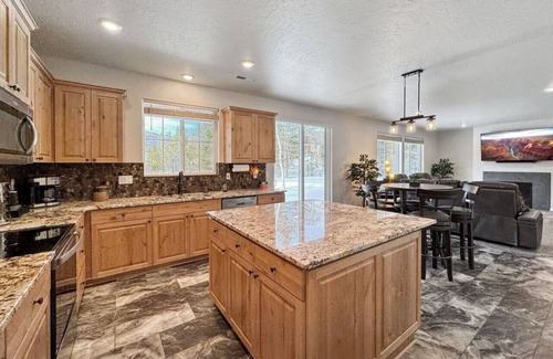 Donnelly House | Brand New Home w/Hot Tub, Arcade, Games!