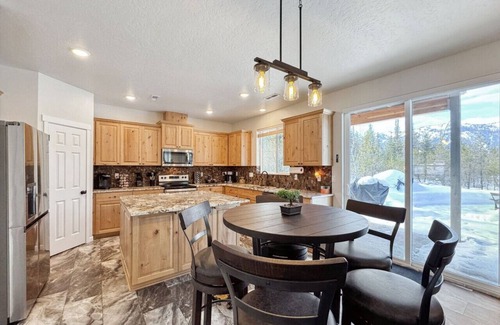 Donnelly House | Brand New Home w/Hot Tub, Arcade, Games!