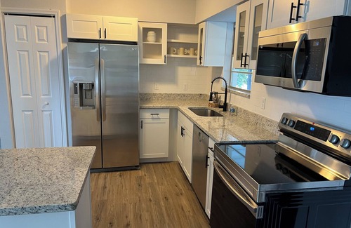 South Daytona House | Brand new inside corner house with a large screened patio and mins to beach