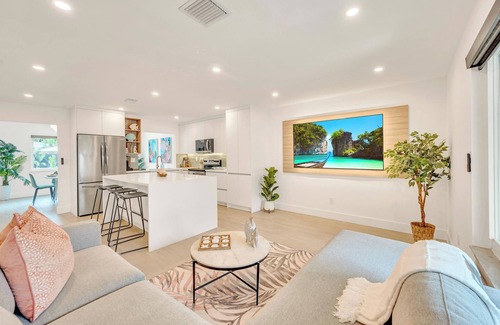 Plantation House | Brand new listing, Heated Pool, Fire Pit, Games, 15 Min to the beach & Las Olas