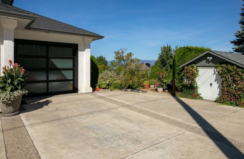 Southeast Kelowna House | Brand New Listing! Private Family Vacation Estate with Lake View and City View.