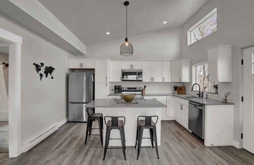 Colorado Springs Cottage | Brand New Luxury 1-Bedroom Minutes from Downtown & Hiking
