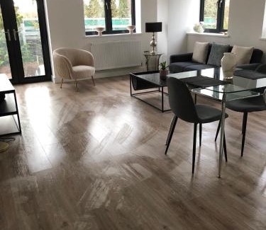 Barnt Green Apartment | Brand new luxury apartment with free parking and gym