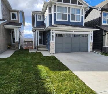 Calgary House | Brand New Luxury Walk-out Suite - Calgary