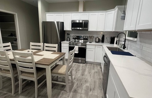 Beaumont House | Brand New Modern 3-bedroom house in Beaumont with WiFi and Netflix