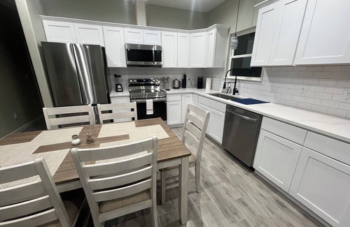 Beaumont House | Brand New Modern 3-bedroom house in Beaumont with WiFi and Netflix