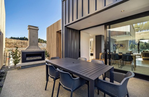 Lake Tekapo House | Brand-new modern 4-bed, 4-bath lakeside retreat in Tekapo with stunning views!