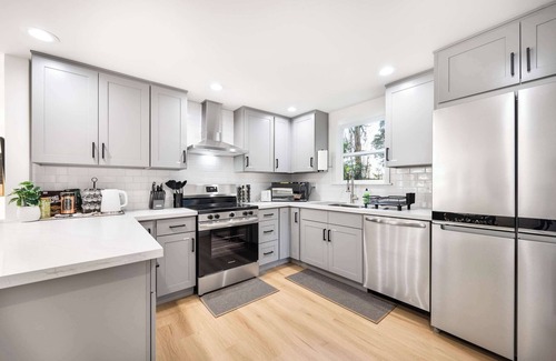 Highland Terrace House | Brand New Modern 4B/2B Rambler by Super Market