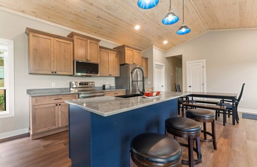 Eastman Cabin | Brand new modern cabin with beautiful river view.