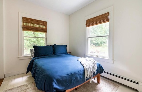 Allaben House | Brand new! Modern getaway with mountain views