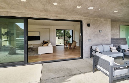Malibu House | Brand New Modern Home 7 minutes from the beach!