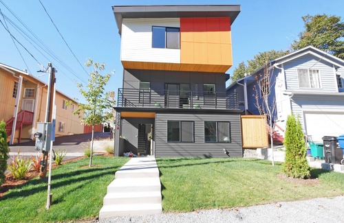 Columbia City Condo | Brand New Modern Home with Rooftop Terrace, Jacuzzi, Garage, and high-speed Wifi