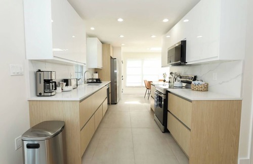 Long Branch House | BRAND NEW- Modern/Renovated Beach House minutes from best beach in Long Branch!