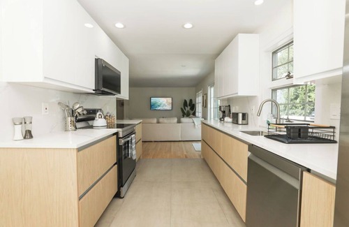 Long Branch House | BRAND NEW- Modern/Renovated Beach House minutes from best beach in Long Branch!