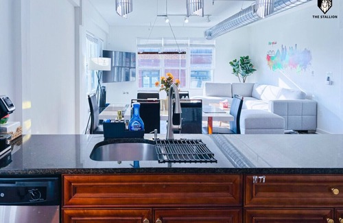 Downtown Memphis Apartment | BRAND NEW Modern Spacious Loft in Downtown with free parking