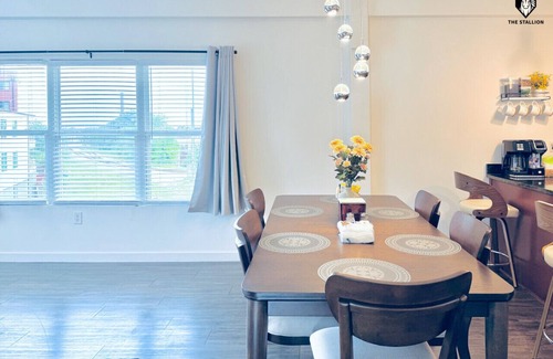 Downtown Memphis Apartment | BRAND NEW Modern Spacious Loft in Downtown with free parking