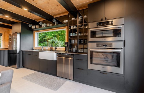 Mandeville Ski Chalet | Brand-New Mountain Chalet w/Hot Tub and Stunning Panoramic Views-Pet friendly!