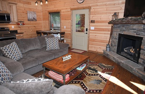 Brasstown Cabin | *BRAND NEW* Mountain View Cabin close to the Folk School with Gas Fire Pit & Hot Tub