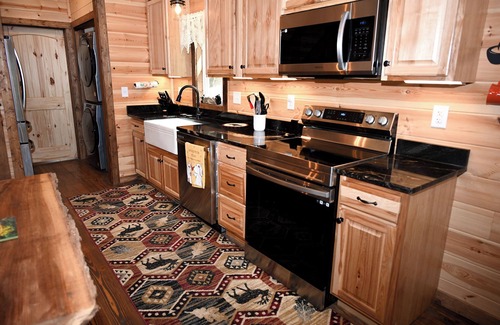 Brasstown Cabin | *BRAND NEW* Mountain View Cabin close to the Folk School with Gas Fire Pit & Hot Tub