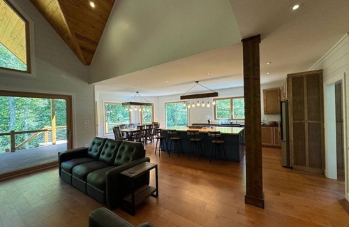 Nantahala Cabin | Brand New Riverfront Retreat – Ultimate Privacy, Stunning Views, & Dog-friendly!