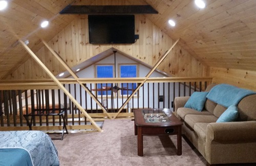 Great Valley House | "BRAND NEW" SNOW VALLEY CHALET 1 MILE FROM HOLIDAY VALLEY