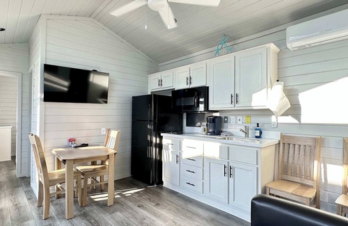 Crystal Beach House | Brand New*Steps to Beach*Family Friendly*Sleeps 6