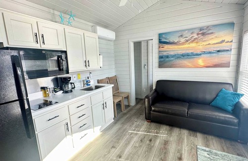 Crystal Beach House | Brand New*Steps to Beach*Family Friendly*Sleeps 6