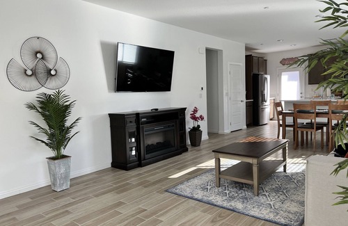 Henderson House | Brand new & Stylish home ~ 5★ Location, close to the strip