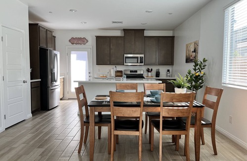 Henderson House | Brand new & Stylish home ~ 5★ Location, close to the strip