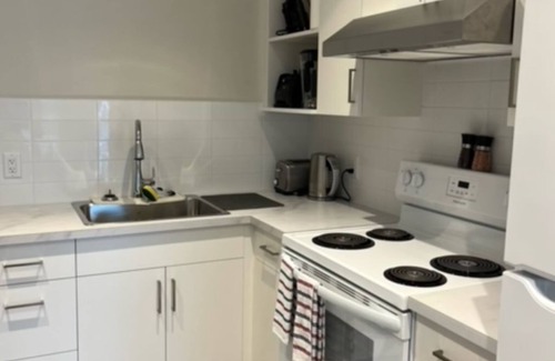 Crawford House | Brand new suite in Canada’s wine country! Minutes to the beach!