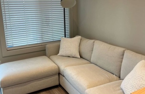 Crawford House | Brand new suite in Canada’s wine country! Minutes to the beach!