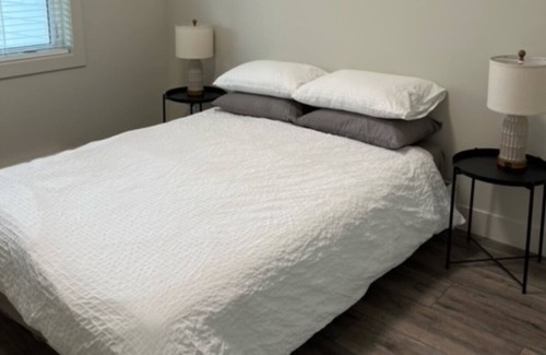Crawford House | Brand new suite in Canada’s wine country! Minutes to the beach!