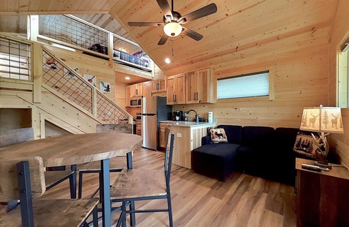 Hiawassee Cottage | ★Brand New★ Tiny Cabin in Downtown Hiawassee on the LAKE!