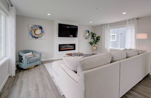 Marysville House | Brand New Townhome Rooftop Balcony - Penthouse