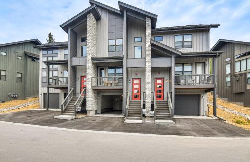 Rendezvous House | Brand-New Townhome with Hot Tub, 4 Mi to Winter Park